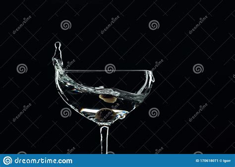 Silueta De Martini Con Aceitunas Verdes Sobre Fondo Negro Imagen De