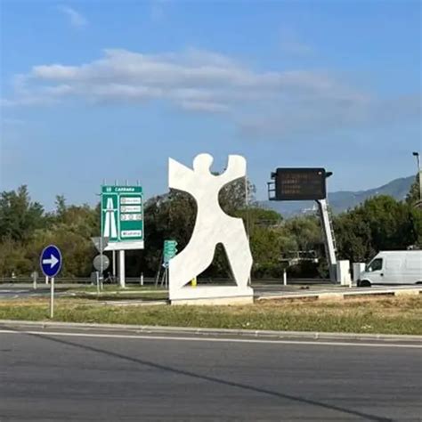 La Scultura La Ballerina Posizionata Allo Svincolo Autostradale Di