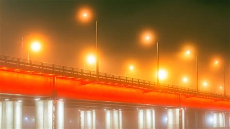 Vista Del Puente En La Niebla Con Hermosa Iluminaci N Hermoso Paisaje