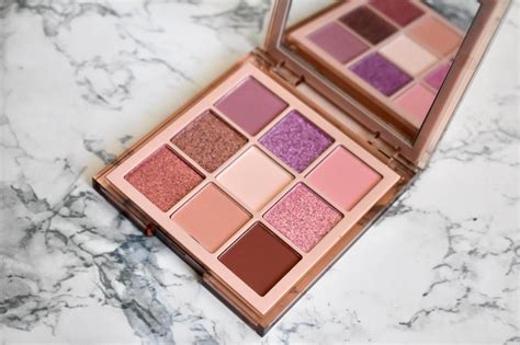 Aquaheart Huda Beauty Nude Light Obsessions Eyeshadow Palette