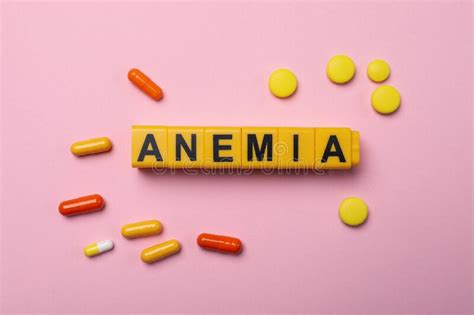 Anemia De Palabras Hecha Con Cubos Amarillos Y Pastillas Sobre Fondo