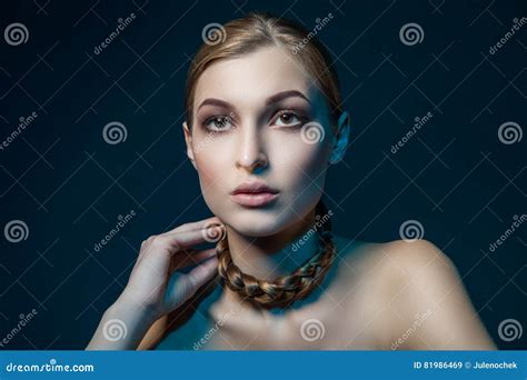 Femme Avec La Tresse Autour Du Cou Image Stock Image Du Caucasien