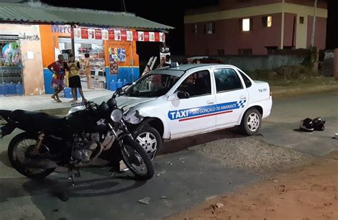 Mulher morre e homem fica ferido após colisão frontal entre moto e táxi