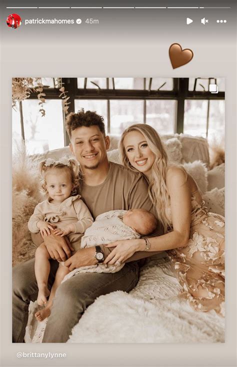 Patrick Mahomes and Brittany Matthews post family portraits