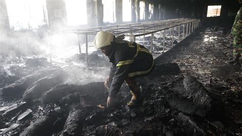 Bangladesch Mehr Als 100 Tote Bei Feuer In Textilfabrik ZEIT ONLINE