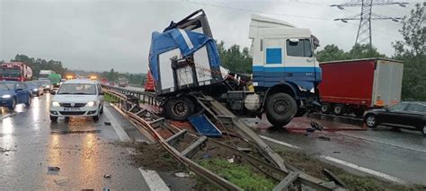 Krak W Trudna Sytuacja Na Drogach Zakorkowane Ulice I Wypadek Tira Na