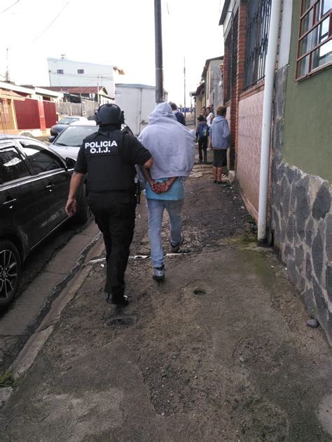 Dos sujetos detenidos por robo de motocicleta en Cartago La Nación