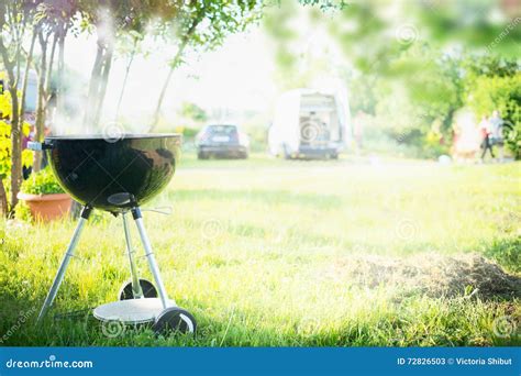 Grilla Med Rök över Den Utomhus Naturen För Sommar I Trädgård Eller