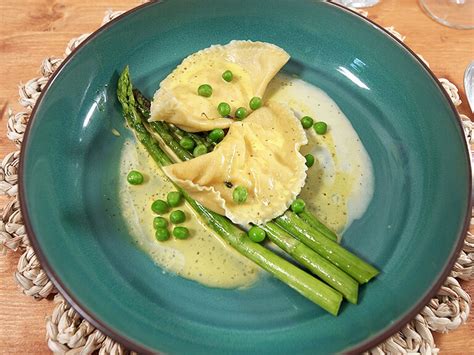 Spargelvariation und etwas Teig Ravioli mit Spargelcreme Füllung und