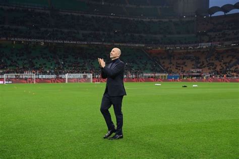 Tuttosport Gazidis Bids An Emotional Farewell To Milan And San Siro