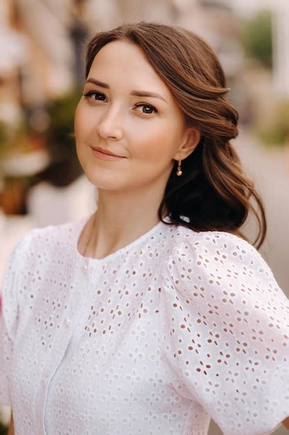 Una Mujer Hermosa Con Un Vestido Blanco Al Atardecer En La Ciudad