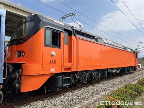 台鐵e500型電力機車首亮相！明年5月投入營運 助攻準點率躍升 Ettoday生活新聞 Ettoday新聞雲