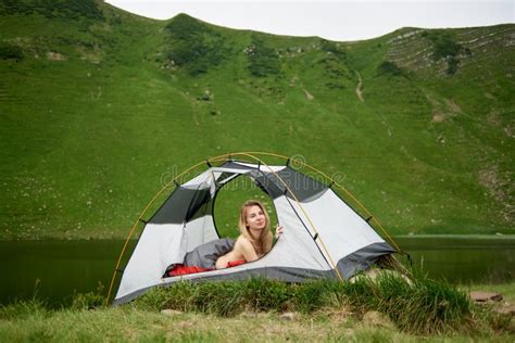 Femme Nue Attirante Dans Le Camping Image Stock Image Du Apprécier Actif 124001989