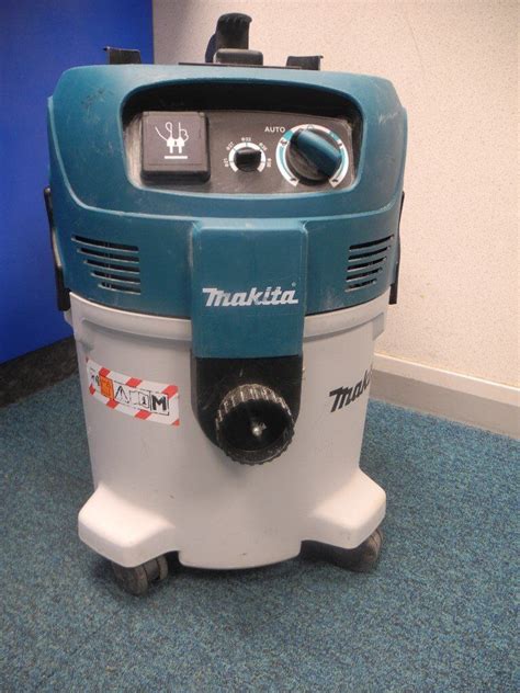 Makita Vc3012m Wet And Dry M Class 30l Dust Extractor Vacuum Cleaner 240v With Auto Function