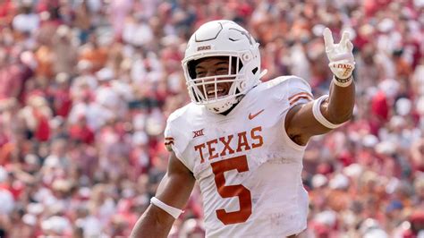 Texas Longhorns Bijan Robinson Wins 2022 Doak Walker Award