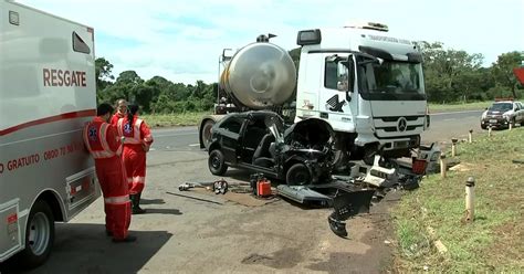 G1 Carreta Atravessa Pista Atinge Carro E Mata Motorista Na Br 153