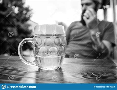 Assento Em Torno Da Cerveja Bebendo Cerveja Bebendo Do Moderno Na Barra