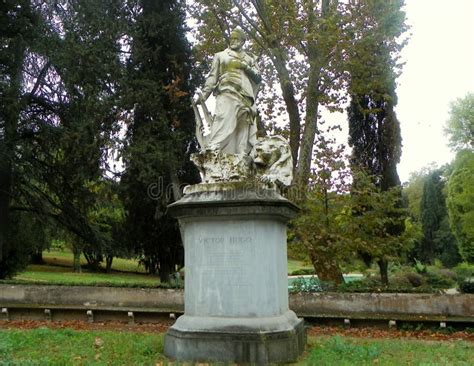 Italia Roma Monumento De Victor Hugo En El Parque De Villa Borghese