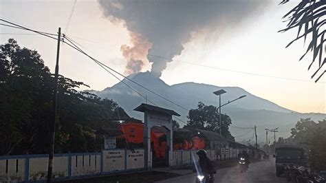 Indon Sie Un Volcan Entre En Ruption Sur L Le Dhalmahera Dans La