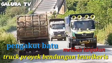 Truck Proyek Bermuatan Batu Melintas Turunan Curam Truck Proyek