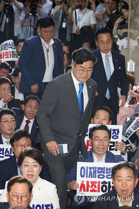 박찬대 국민의힘 항의 뚫고서 연합뉴스