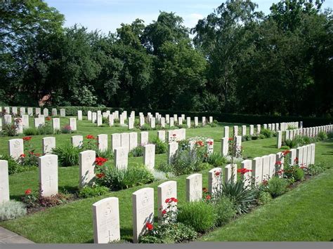 POLOGNE POLEN Poznan Tombe belge dans le cimetière du