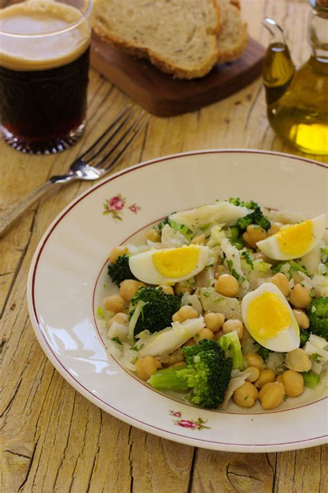 Cinco Quartos de Laranja Salada de bacalhau brócolos e grão