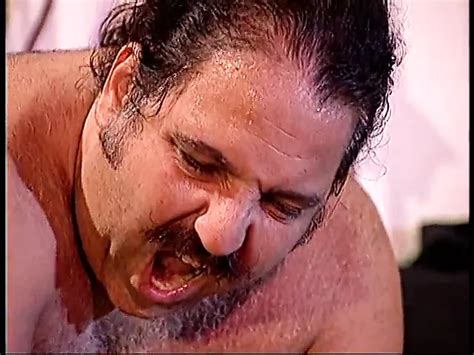 Une blonde aux faux seins séduit un gros mec et boit son jus xHamster