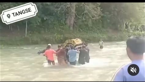 Viral Pelayat Terobos Sungai Beraliran Deras Sambil Gotong Keranda