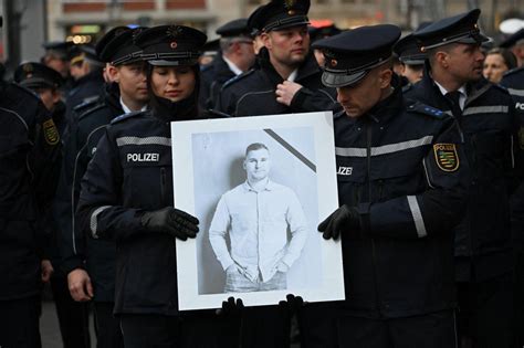 Trauermarsch F R Get Teten Polizisten In Dresden