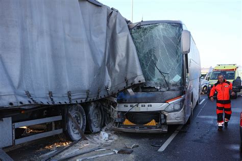 Powa Ny Wypadek Na Drodze Krajowej Nr W Zad Browiu Autokar Najecha