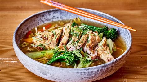 Ramen Suppe mit Nudeln Fleisch und Gemüse in würziger Brühe