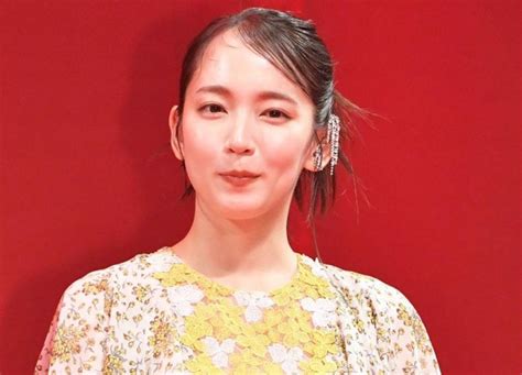 吉岡里帆 女優の本気ポーズ 美少女感の白ワンピからチラリ 寝そべる姿にドキッ「スゲかわいい♥」｜よろず〜ニュース