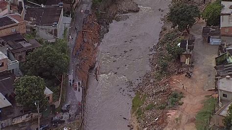 Chuva Provoca Desmoronamento De Parte De Rua Em Belo Horizonte Minas