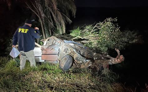 TRÂNSITO Quatro homens e duas mulheres morrem em acidente entre carros