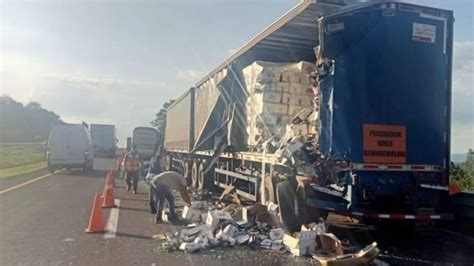 Chocan Autob S Y Tr Iler En La Autopista Morelia Guadalajara Hay