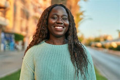 Jeune Femme Africaine Souriante Heureuse De La Ville Image Stock