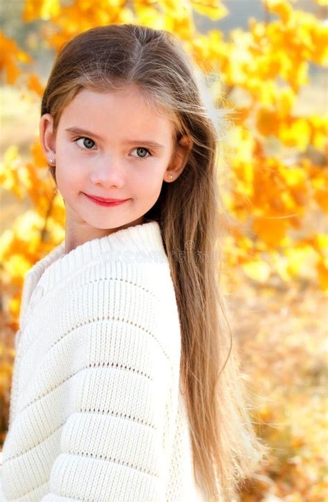 Portrait De La Petite Fille De Sourire Se Brossant Les Cheveux Photo