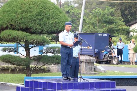 Kadisops Lanud Sutan Sjahrir Padang Pimpin Upacara Bendera Mingguan