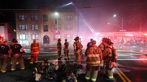 Five Alarm Apartment Fire In Fresno Injures Two People Fresno Bee