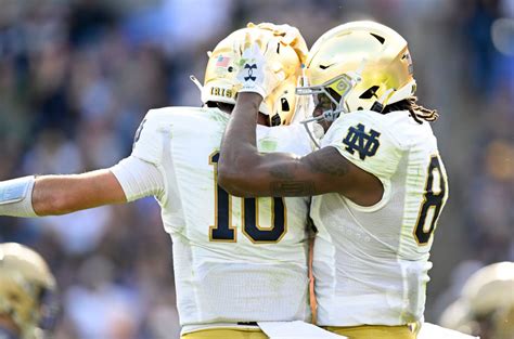 ¡abrazo De Td La Espectacular Atrapada De Anotación De Braden Lenzy De Notre Dame En El Futbol