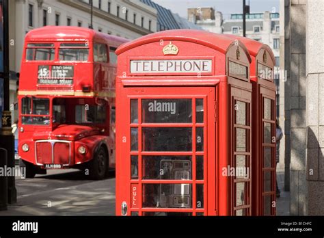 Red Phone Box And Doubledecker Bus Fleet Street London England Stock