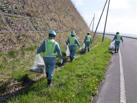 小平町 町道清掃活動｜道路工業株式会社 北海道の道路舗装・混合物製造・地盤改良