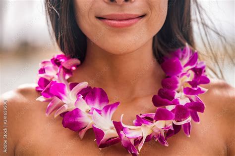 Lei Hawaii Welcome Necklace Of Fresh Orchids Flowers Garland On Womans