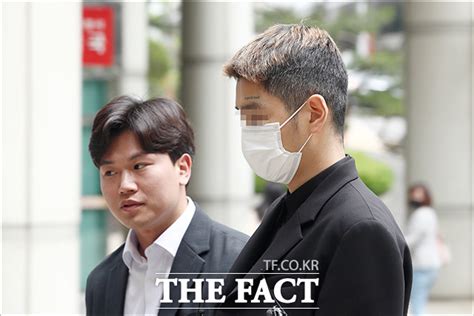 유아인 지인 최 모 씨 고개 숙인 채 영장실질심사 출석 Tf사진관 포토 기사 더팩트