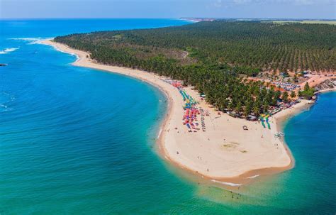 Praia do Gunga e suas falésias coloridas