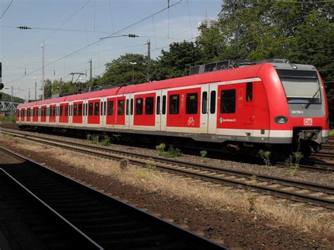 ET 423 von der S Bahn München bei der durchfahrt des Bahnhof Köln West