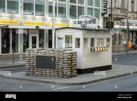 Punto de control de berlín charlie fotografías e imágenes de alta