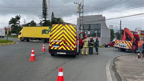 Fotos Carro roda na pista após colisão na BR 280 em Jaraguá do Sul