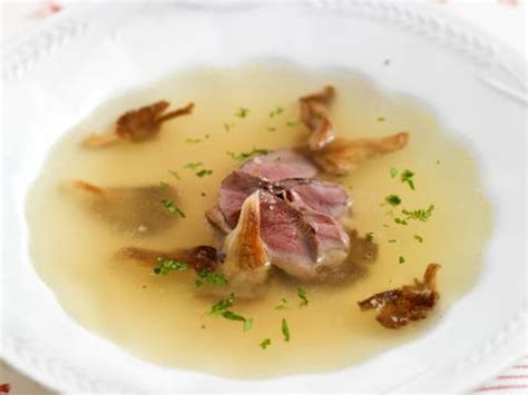 Consommé met prei en sojascheuten Libelle Lekker